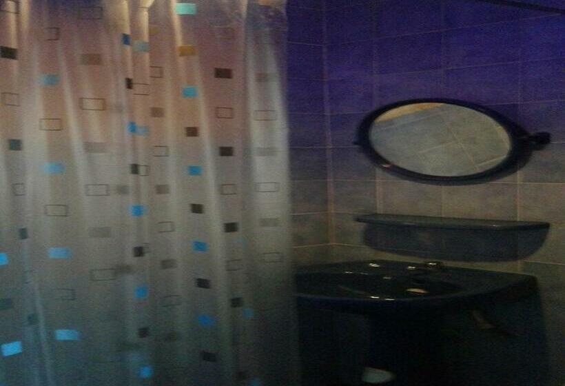 اتاق استاندارد با سرویس بهداشتی مشترک, Hug Glur House Tour And Hostel