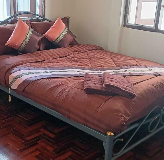 اتاق استاندارد با سرویس بهداشتی مشترک, Hug Glur House Tour And Hostel