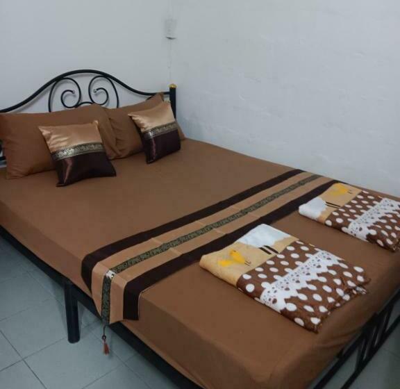 تختخواب در اتاق مشترک, Hug Glur House Tour And Hostel