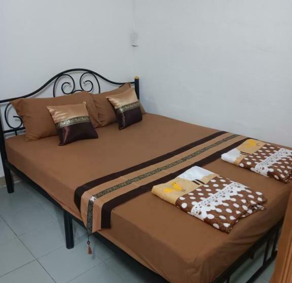 تختخواب در اتاق مشترک, Hug Glur House Tour And Hostel