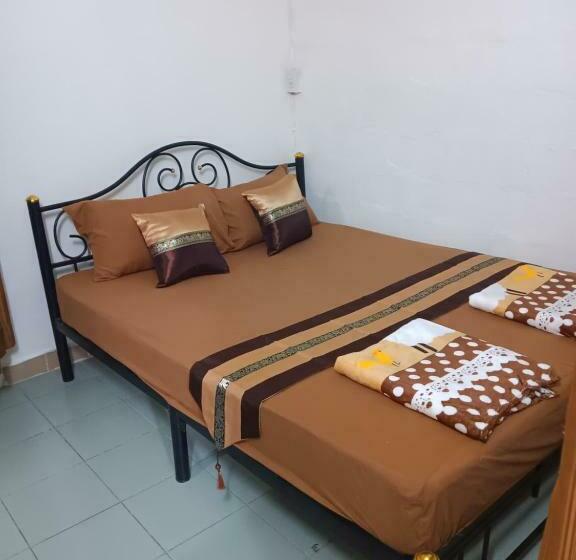 تختخواب در اتاق مشترک, Hug Glur House Tour And Hostel