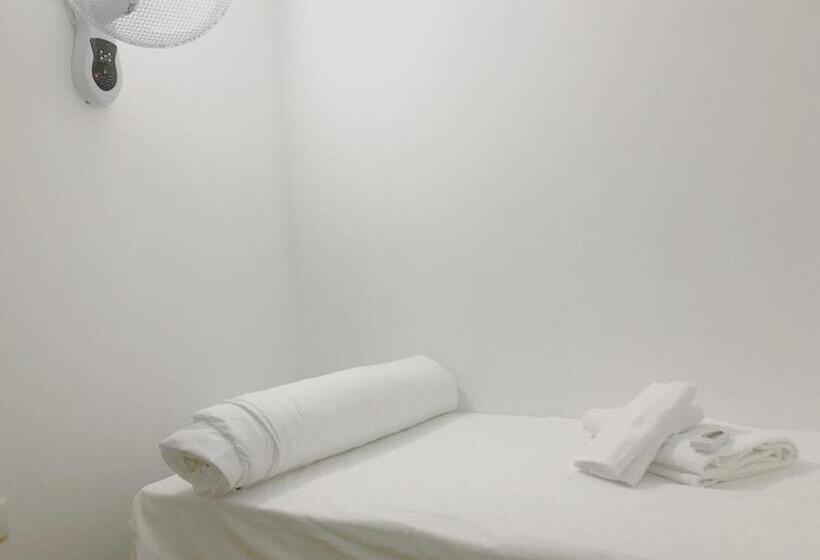 اتاق استاندارد یک نفره, Alfama Guest House