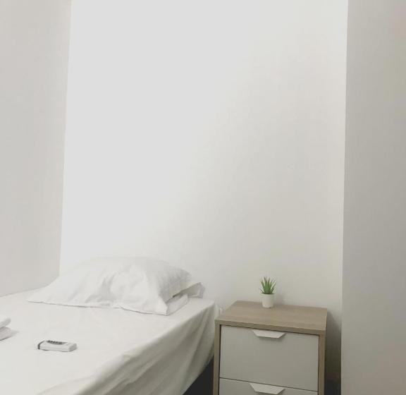 اتاق استاندارد یک نفره, Alfama Guest House