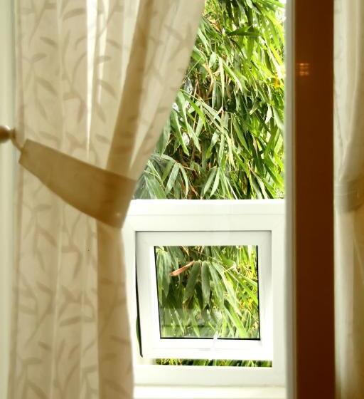 اتاق لوکس خانوادگی, Flora Hotel Hue