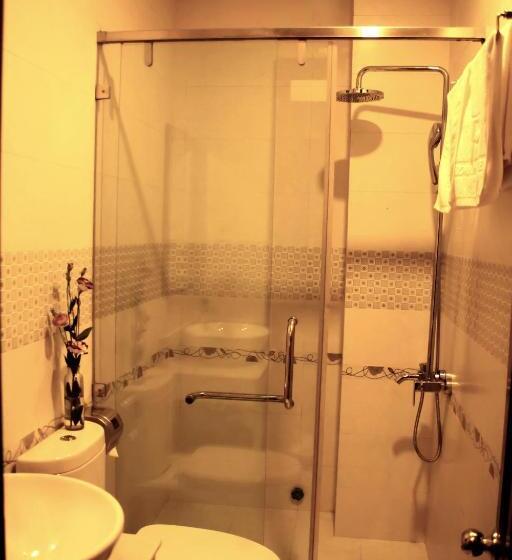 اتاق لوکس خانوادگی, Flora Hotel Hue