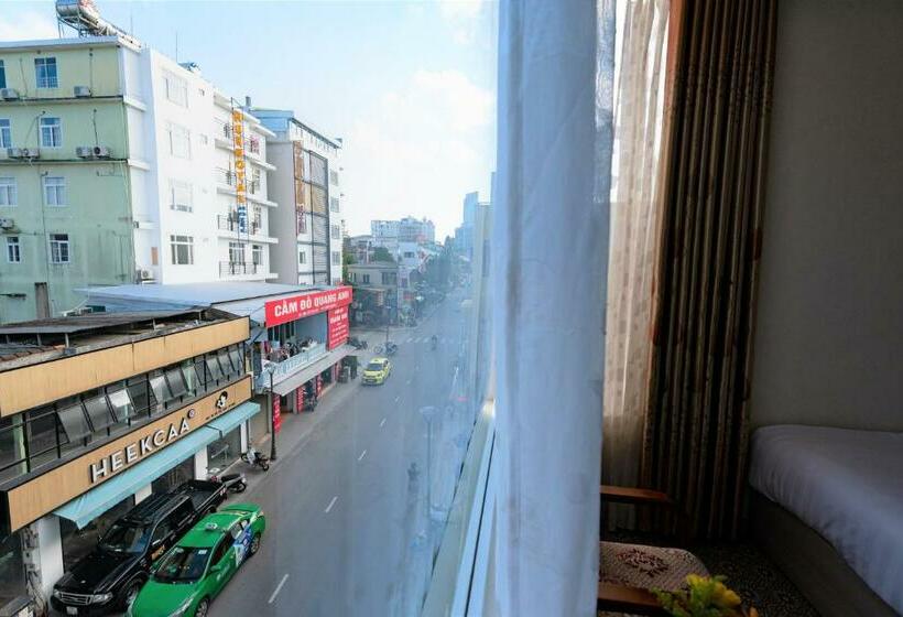 سوییت خانوادگی, Flora Hotel Hue