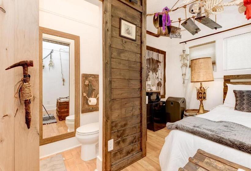 استودیوی لوکس, The Chadwick