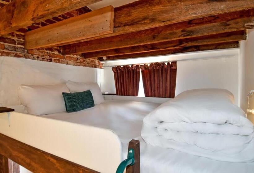 스탠다드 룸 2층 침대, Highroad Washington Dc