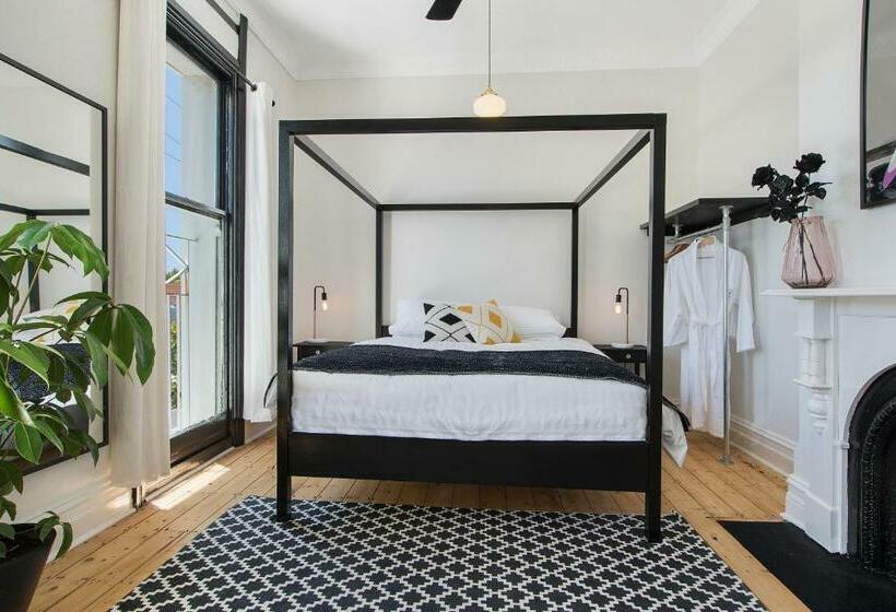 غرفة قياسية حمام مشترك, The Local