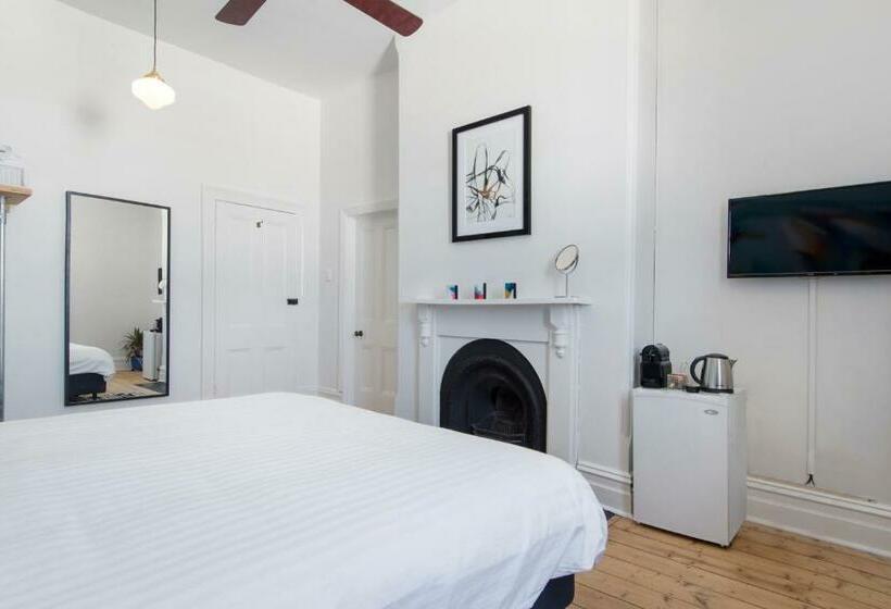 غرفة قياسية حمام مشترك, The Local