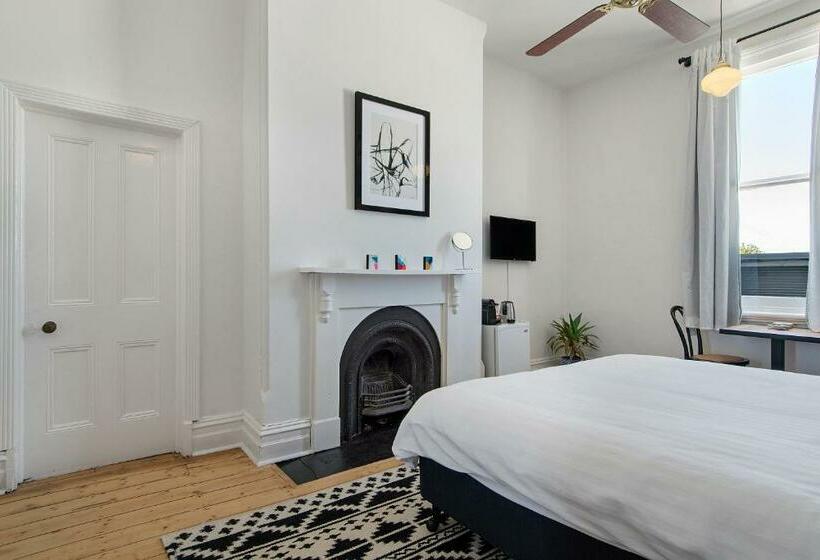 غرفة قياسية حمام مشترك, The Local