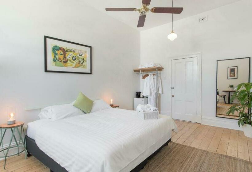 غرفة قياسية حمام مشترك, The Local