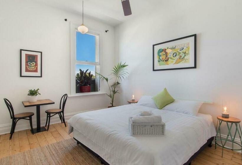 غرفة قياسية حمام مشترك, The Local