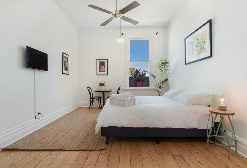 غرفة قياسية حمام مشترك, The Local