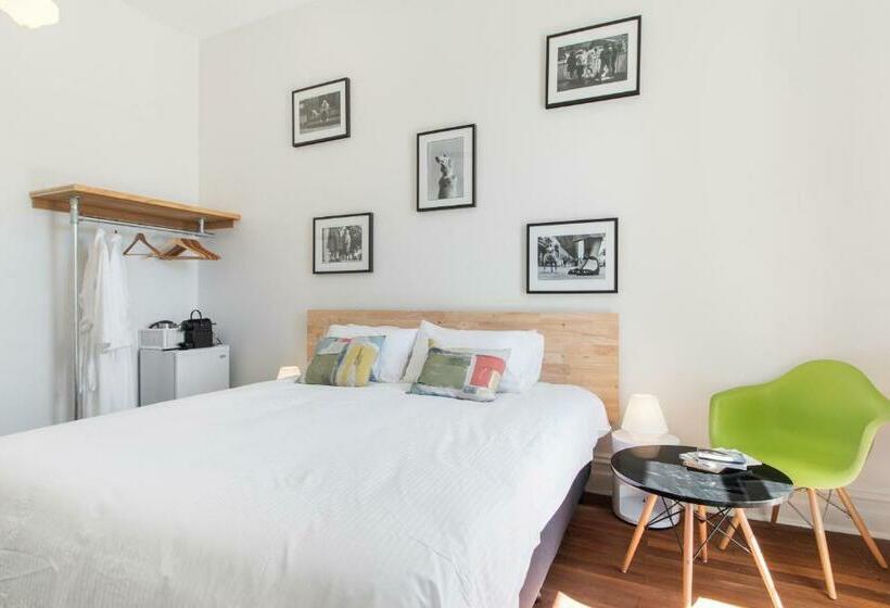 غرفة قياسية حمام مشترك, The Local