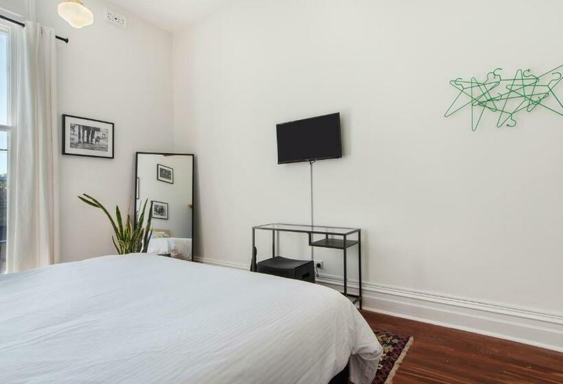 غرفة قياسية حمام مشترك, The Local