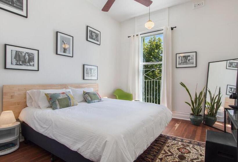 غرفة قياسية حمام مشترك, The Local