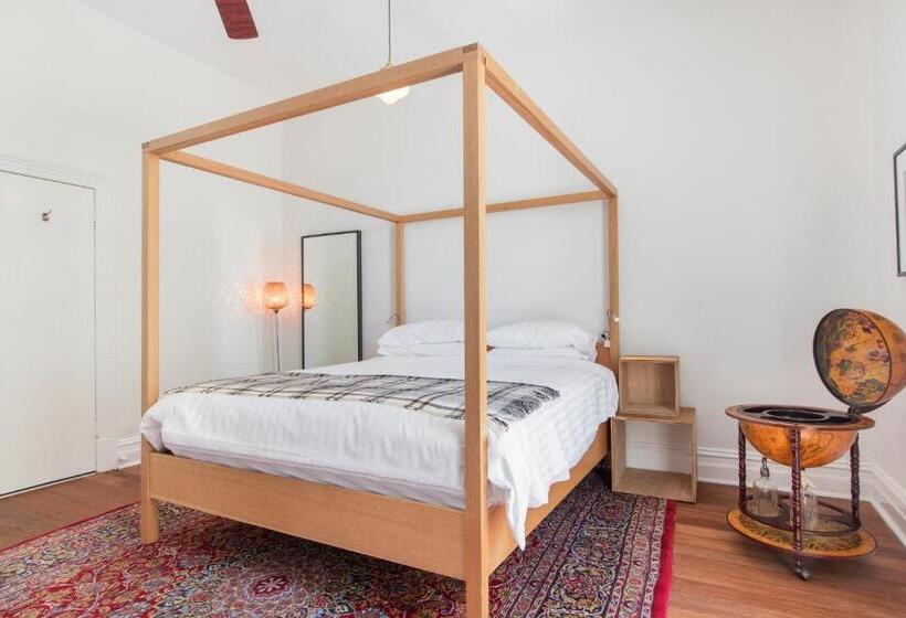 غرفة قياسية حمام مشترك, The Local