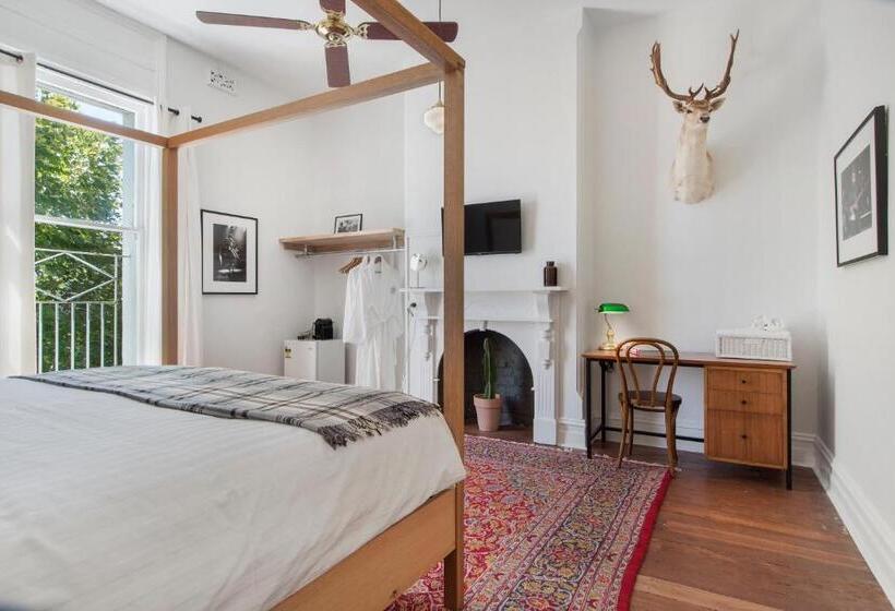 غرفة قياسية حمام مشترك, The Local