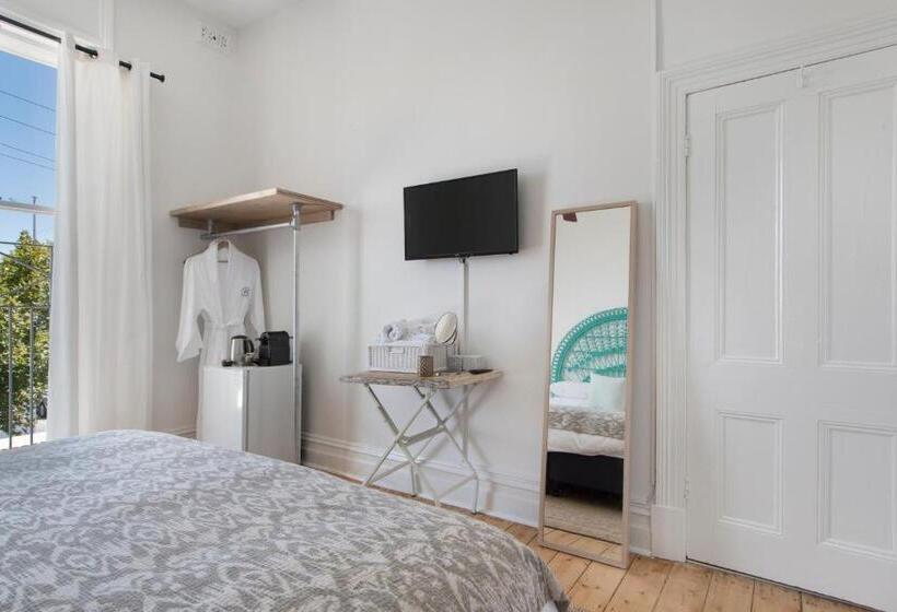 غرفة قياسية حمام مشترك, The Local