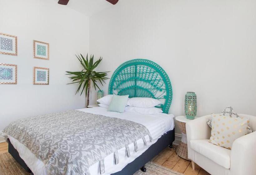 غرفة قياسية حمام مشترك, The Local