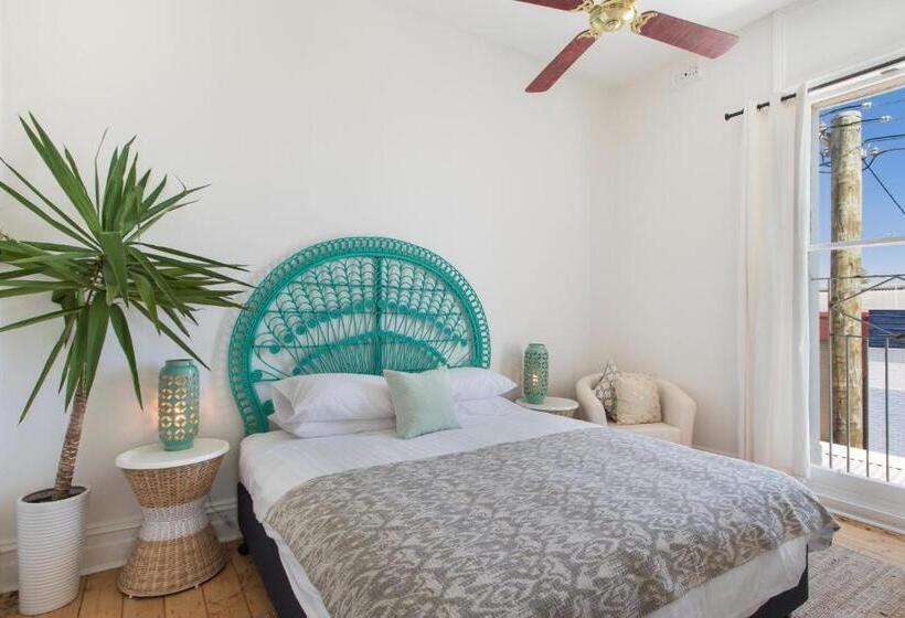 غرفة قياسية حمام مشترك, The Local