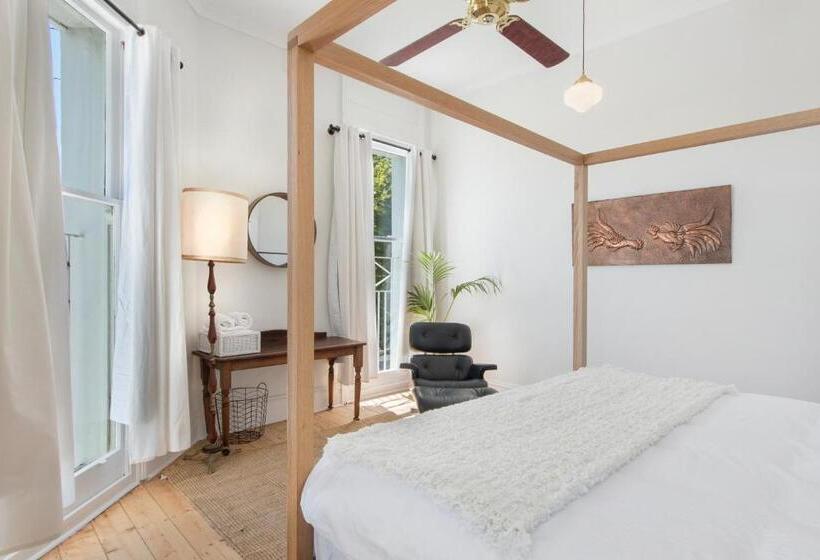 غرفة قياسية حمام مشترك, The Local