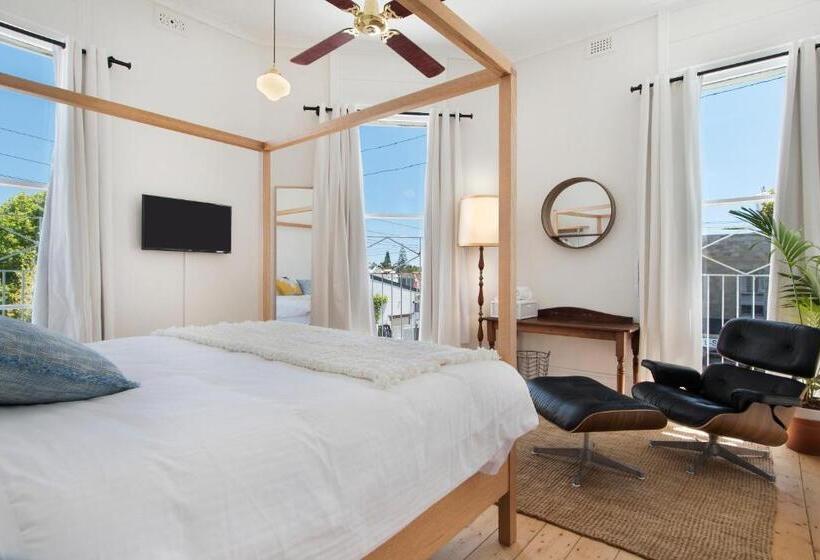 غرفة قياسية حمام مشترك, The Local