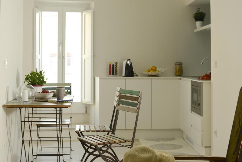 استودیوی استاندارد با چشم‌انداز شهر, Santa Maria 24