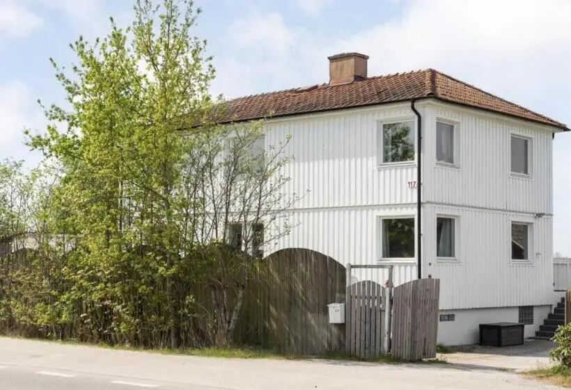バス共有のスタンダードルーム, Comfortable Guest Rooms With Fully Equipped Kitchen And Cosy Living Room