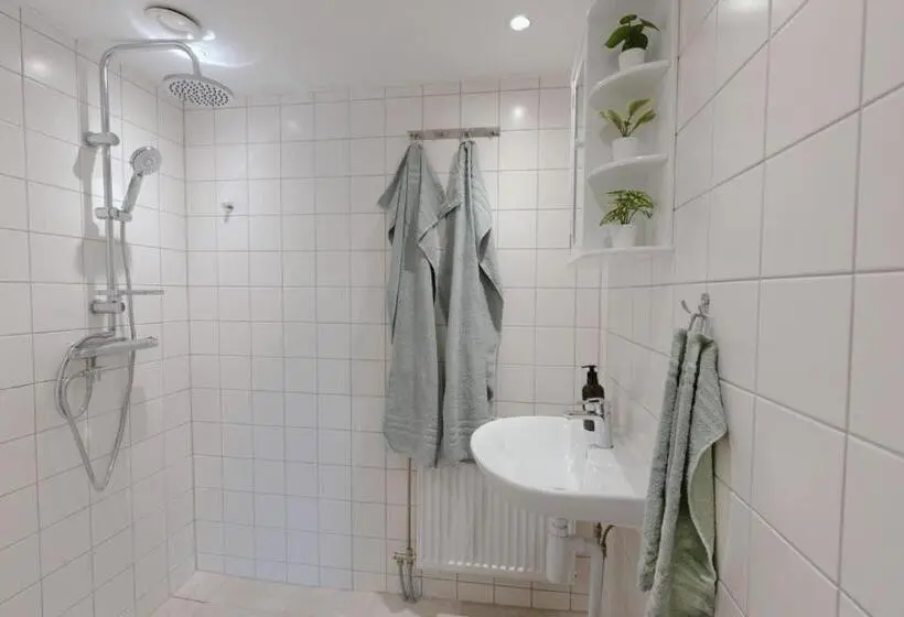 バス共有のスタンダードルーム, Comfortable Guest Rooms With Fully Equipped Kitchen And Cosy Living Room