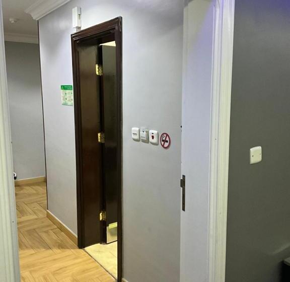 חדר סטנדרט עם מיטת קינג, أجنحه البيداء للشقق المخدومه البخاري