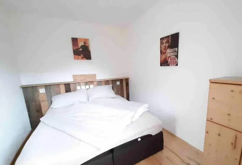 Huoneisto 1 Makuuhuone, Gästezimmer Lercher