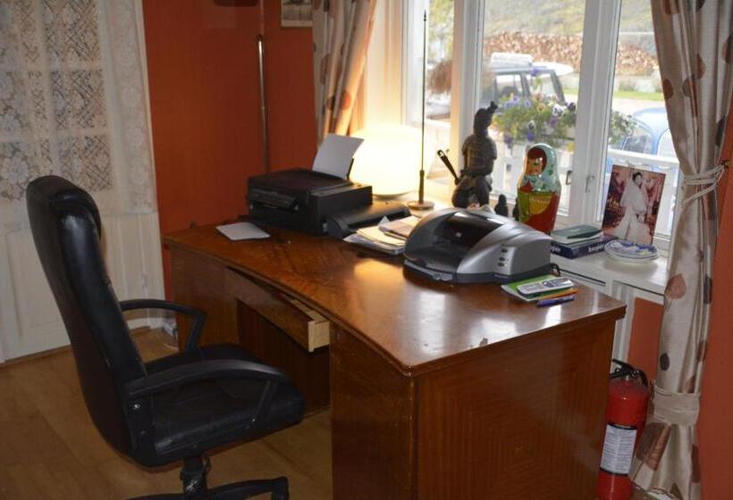 غرفة قياسية مطلة على الجبل, Angelas White House