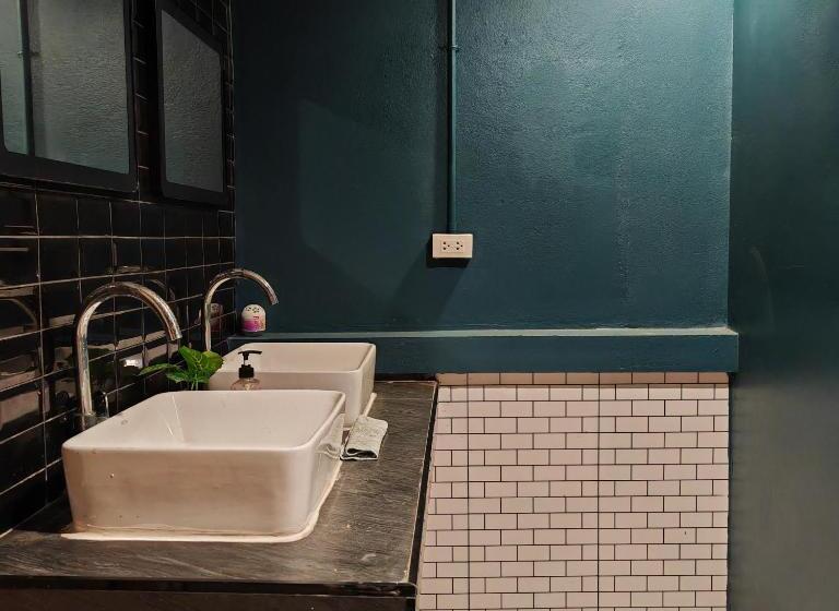 اتاق استاندارد چهارنفره با سرویس بهداشتی مشترک, A Lazy Person Hostel