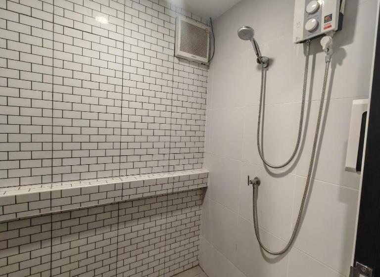 اتاق استاندارد چهارنفره با سرویس بهداشتی مشترک, A Lazy Person Hostel