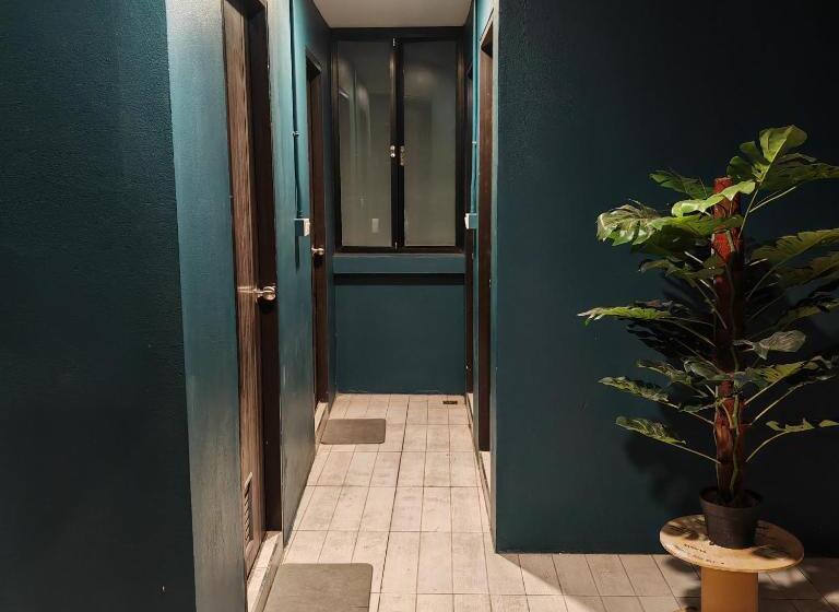 اتاق استاندارد چهارنفره با سرویس بهداشتی مشترک, A Lazy Person Hostel