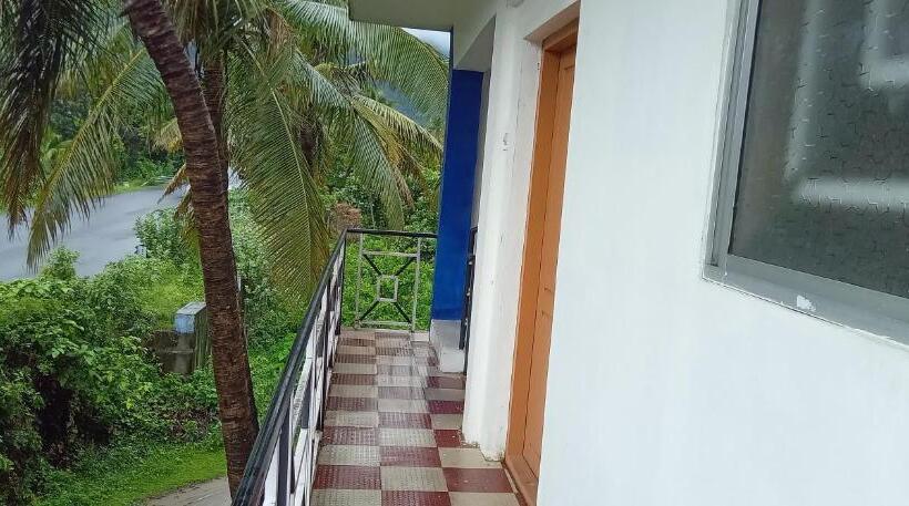 Четырехместный Номер Стандарт с Балконом, Amma Inn Highway