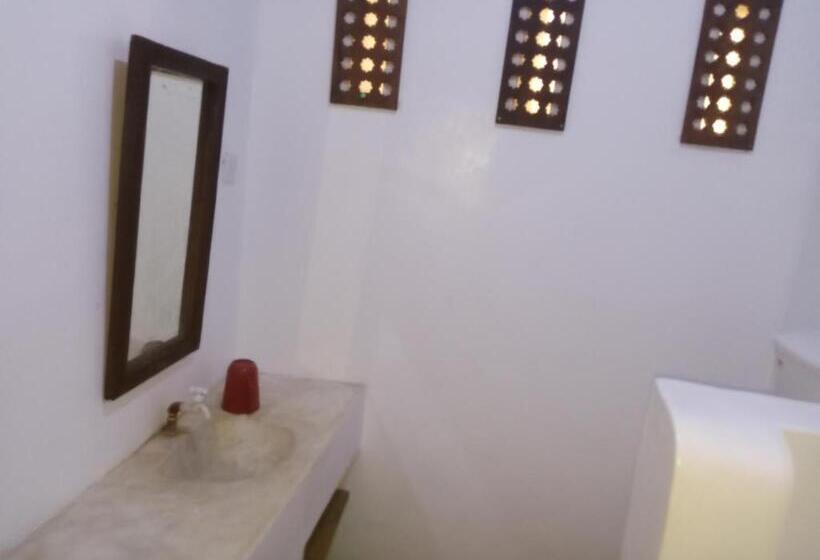 اتاق استاندارد, Ajooba House