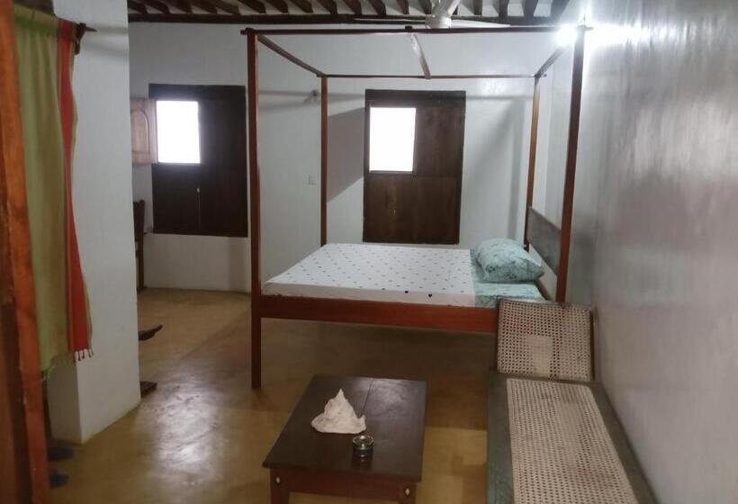 اتاق استاندارد, Ajooba House