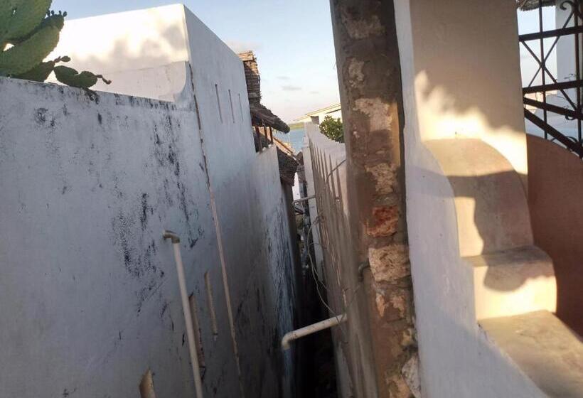 اتاق استاندارد, Ajooba House