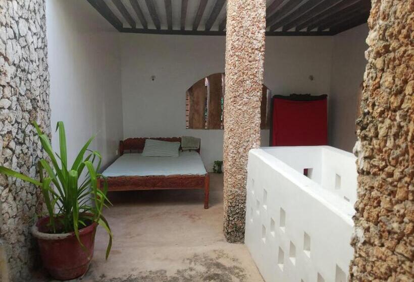 اتاق استاندارد, Ajooba House