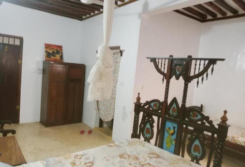 اتاق استاندارد, Ajooba House