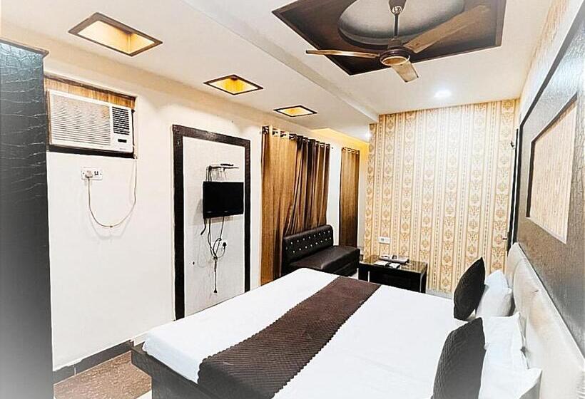 Номер Deluxe Кровать Кинг, City Night    Near Ludhiana Railway Station   Super Suites Rooms    Special For Families, Couples &