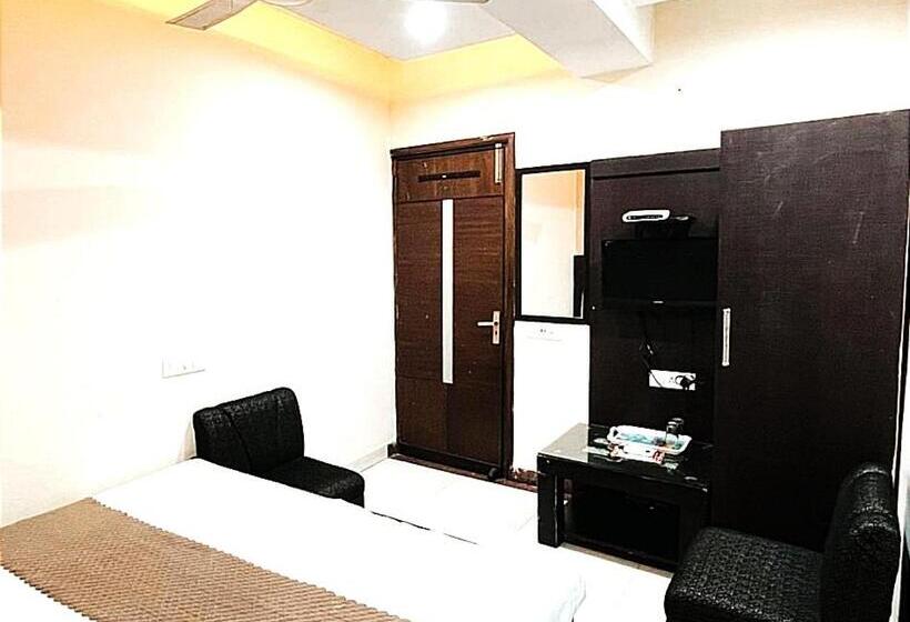 Номер Deluxe Кровать Кинг, City Night    Near Ludhiana Railway Station   Super Suites Rooms    Special For Families, Couples &