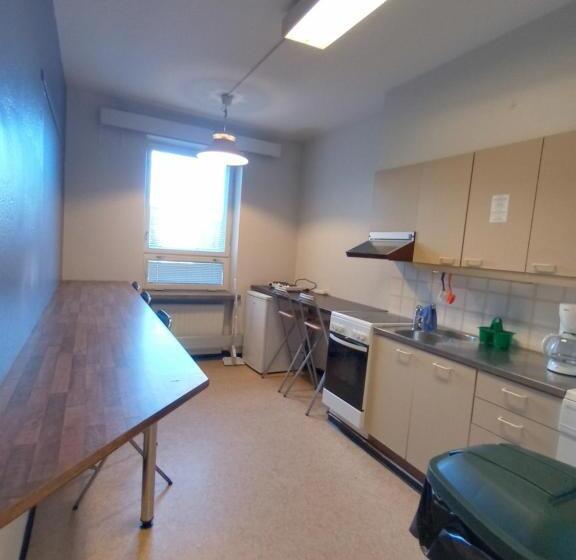 标准三人间共用浴室, Li Posti