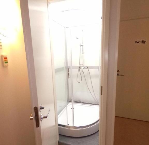 标准三人间共用浴室, Li Posti