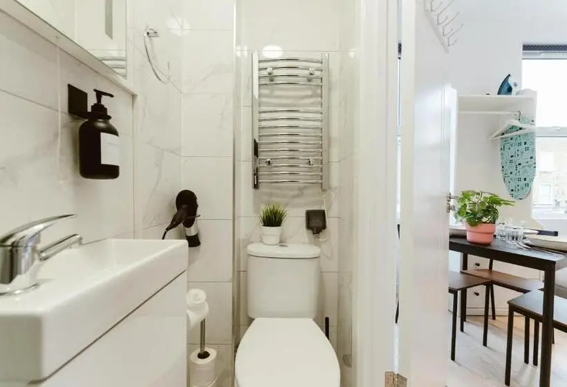 Standard-studio, The Finsbury Park Star Apartments