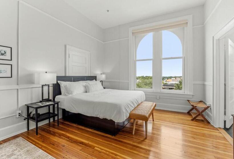 スタンダードルーム, The Mckey