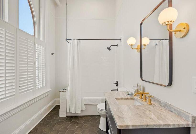 デラックスルーム, The Mckey